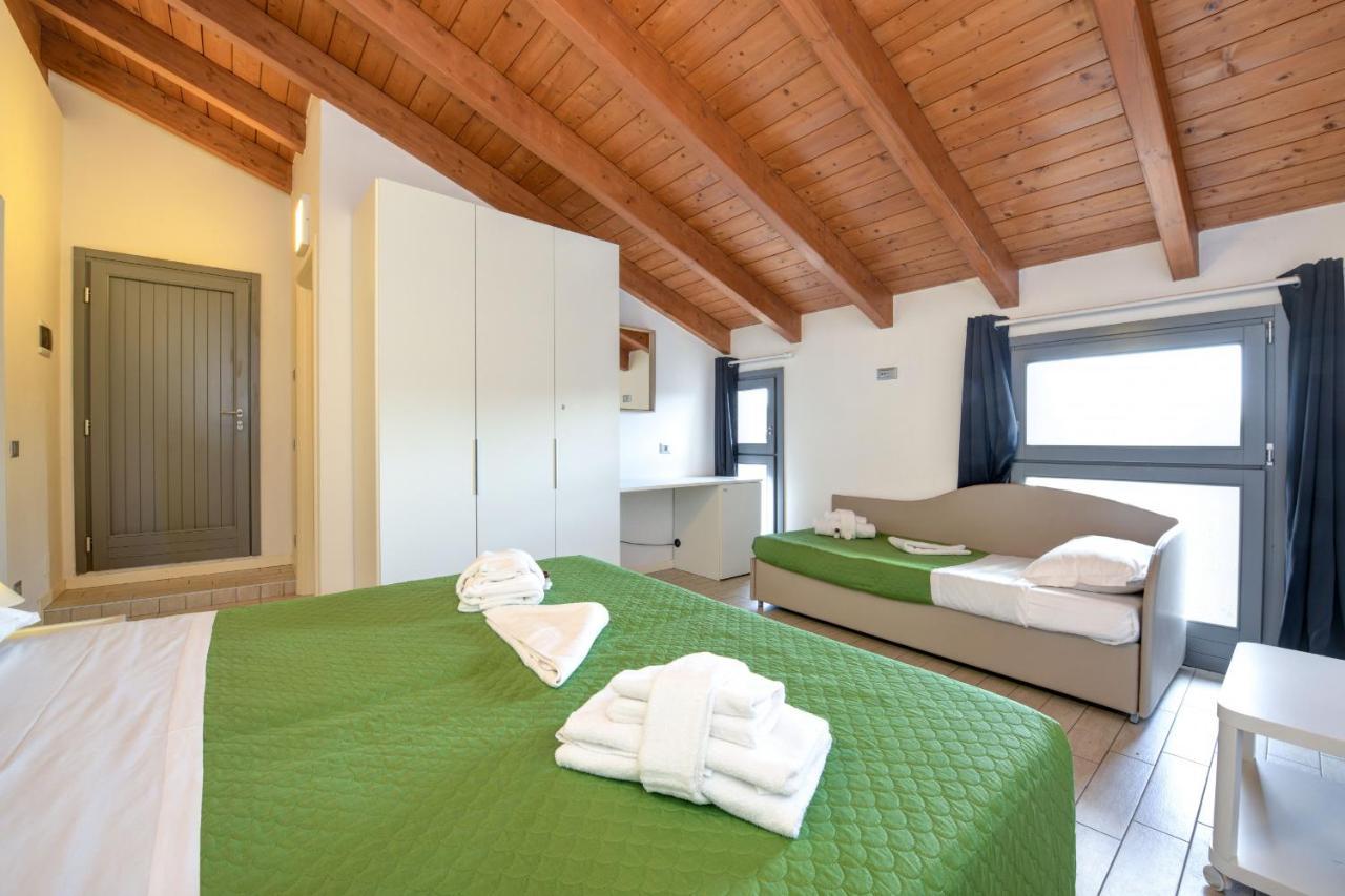 Borgo Gasparina Family Apartments กัสเตลนูโอโว เดล การ์ดา ภายนอก รูปภาพ