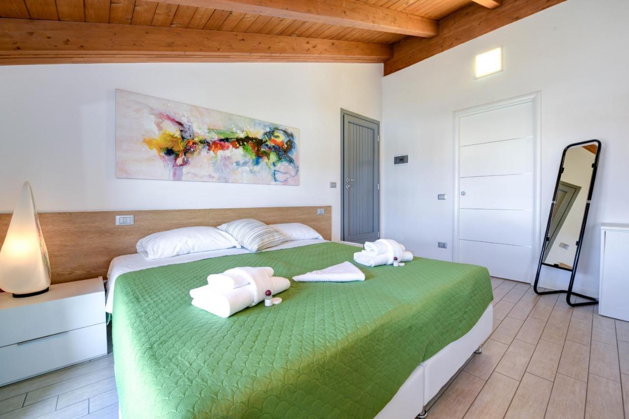 Borgo Gasparina Family Apartments กัสเตลนูโอโว เดล การ์ดา ภายนอก รูปภาพ